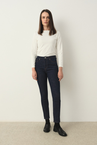 Granatowe jeansy typu skinny