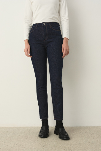 Granatowe jeansy typu skinny