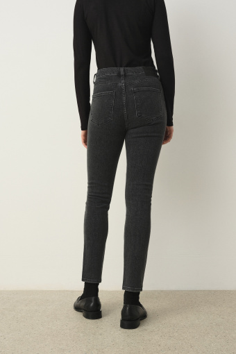 Ciemnoszare jeansy typu skinny