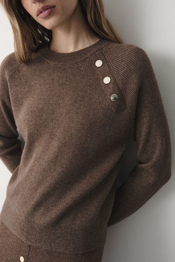 Dzianinowy sweter w kawowym odcieniu brązu