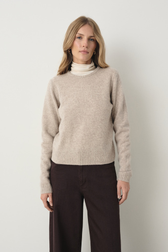 Klasyczny beżowy sweter z wełny