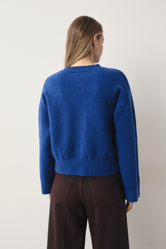Niebieski sweter oversize
