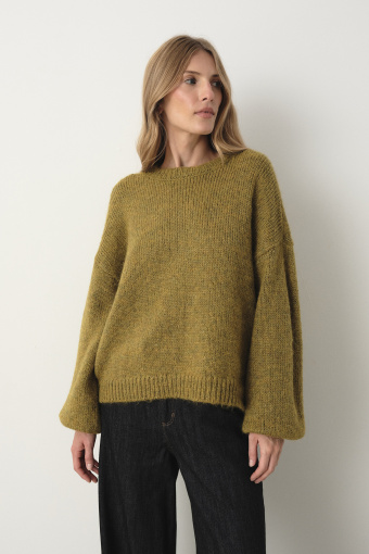 Luźny sweter w kolorze oliwkowej zieleni