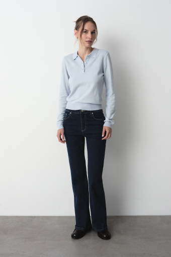Sweter z kołnierzykiem w kolorze baby blue