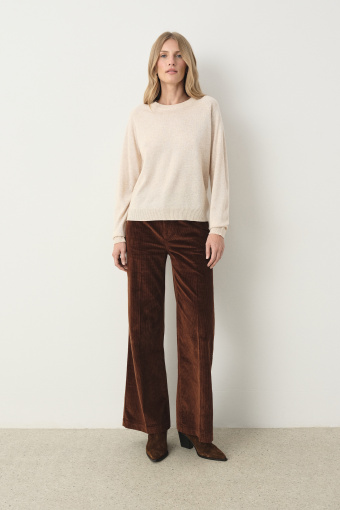 Basicowy sweter w kremowym kolorze