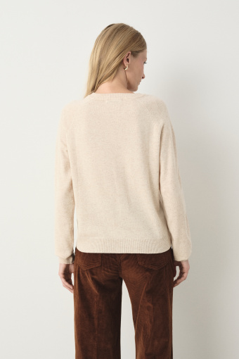 Basicowy sweter w kremowym kolorze