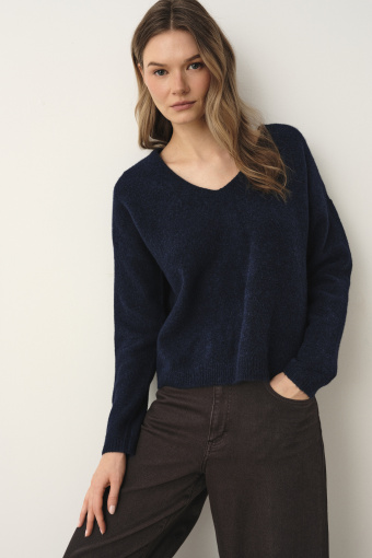Granatowy sweter z domieszką wełny