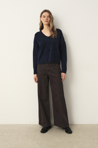 Granatowy sweter z domieszką wełny