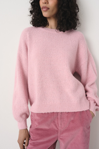 Basicowy sweter w pastelowym odcieniu różu