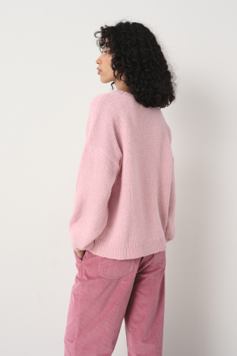 Basicowy sweter w pastelowym odcieniu różu