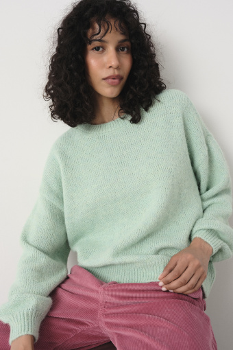 Basicowy sweter w pastelowym odcieniu zieleni