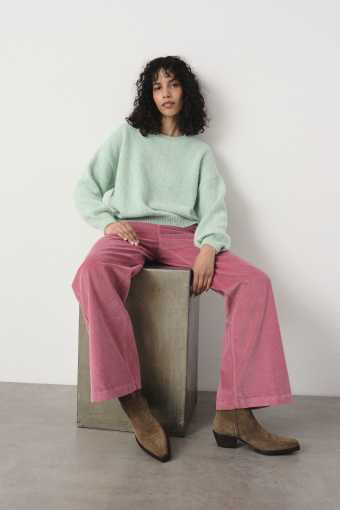 Basicowy sweter w pastelowym odcieniu zieleni