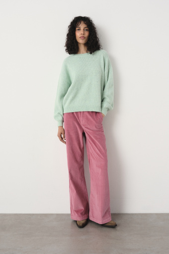 Basicowy sweter w pastelowym odcieniu zieleni