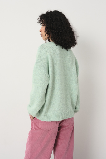 Basicowy sweter w pastelowym odcieniu zieleni