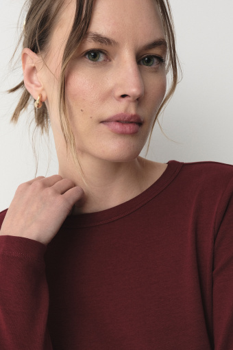 Bordowy longsleeve w stylu basic