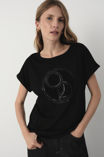 Czarny t-shirt z grafiką z przodu