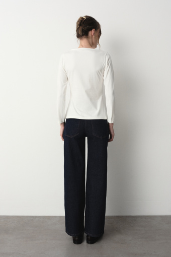 Casualowy longsleeve w białym kolorze 
