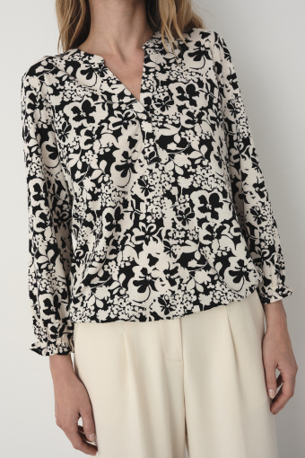 Kremowy top w kontrastowe kwiaty