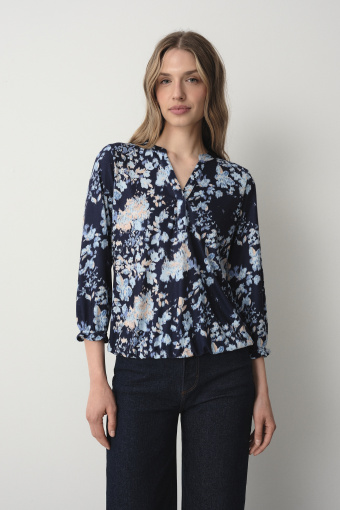 Casualowy top w błękitne kwiaty