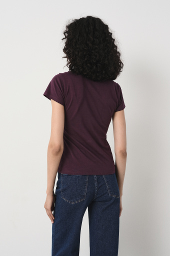 Basicowy t-shirt w ciemnofioletowym kolorze