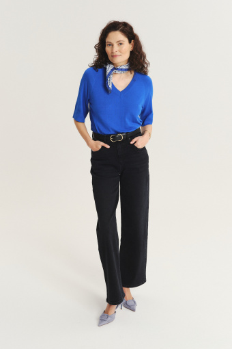 Intensywnie niebieski sweter z krótkim rękawem