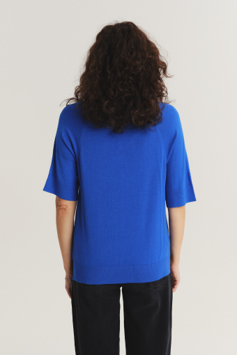 Intensywnie niebieski sweter z krótkim rękawem