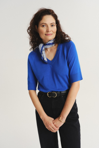 Intensywnie niebieski sweter z krótkim rękawem