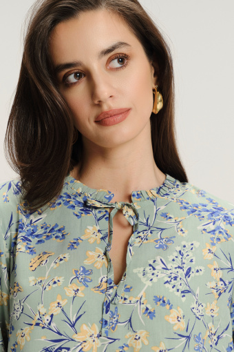 Jasna bluzka z kwiatowym nadrukiem