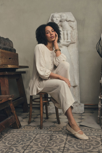 Jasnobeżowe luźne spodnie z paskiem w talii