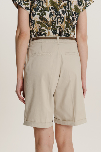 Jasnobeżowe szorty o uniwersalnym kroju
