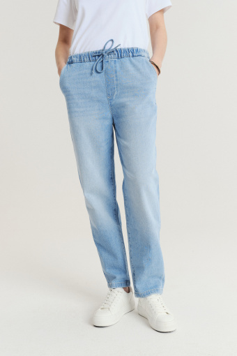 Jasnoniebieskie spodnie jeansowe