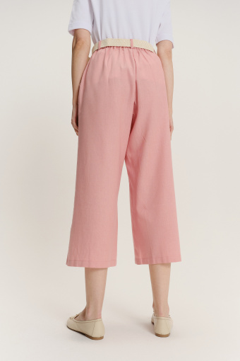 Jasnoróżowe spodnie kuloty z paskiem