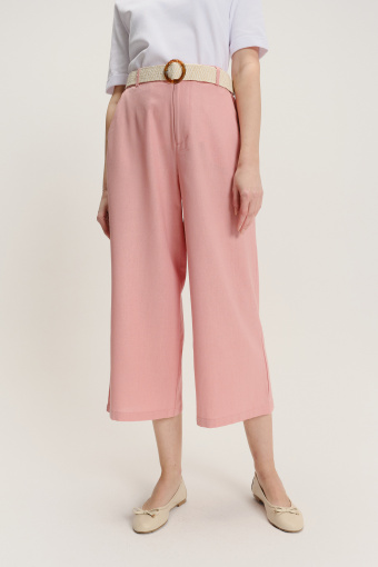 Jasnoróżowe spodnie kuloty z paskiem