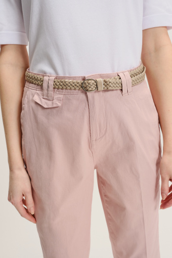 Jasnoróżowe spodnie z plecionym paskiem