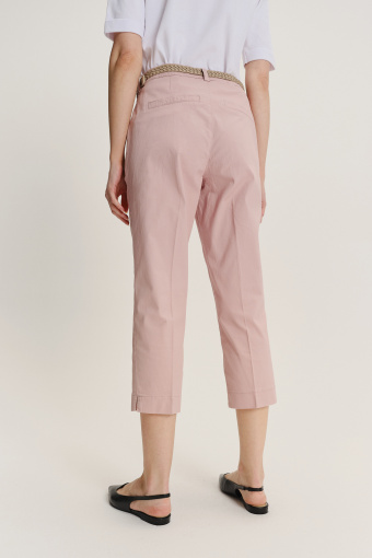 Jasnoróżowe spodnie z plecionym paskiem