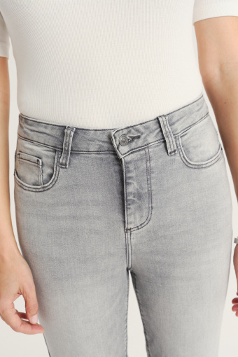 Jasnoszare spodnie jeansowe 7/8