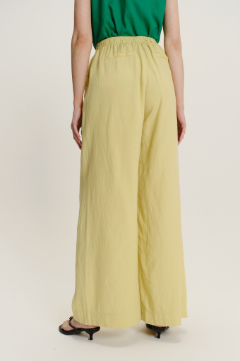 Jasnozielone spodnie z szeroką nogawką 