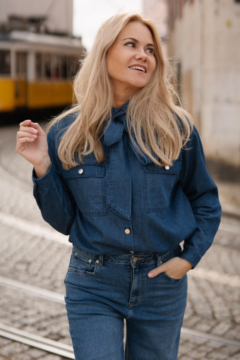 Jeansowa koszula z wiązaniem przy dekolcie 