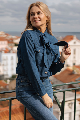 Jeansowa koszula z wiązaniem przy dekolcie 