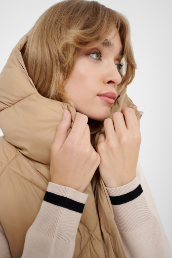 Efektowny bezrękawnik w karmelowym kolorze