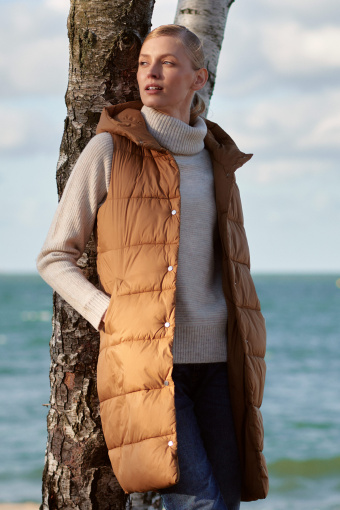 Beżowa kamizelka z kapturem