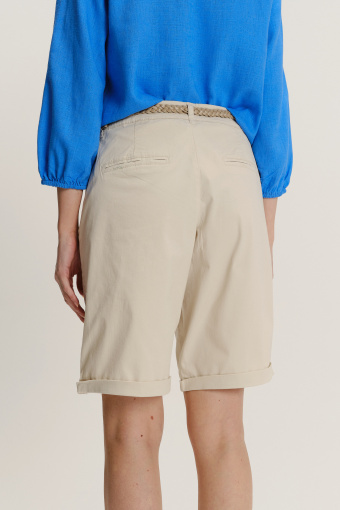 Klasyczne kremowe szorty z wąskim paskiem