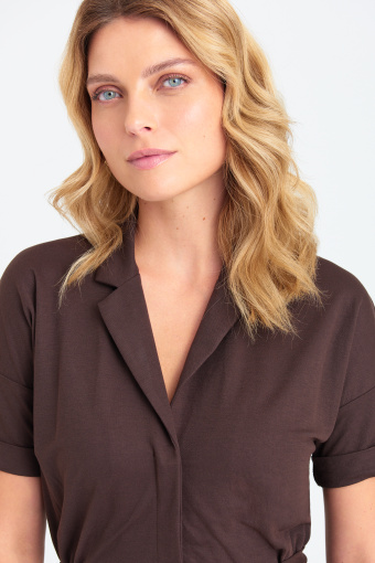 Stylowy kombinezon z wiązanym paskiem, ciemny brąz