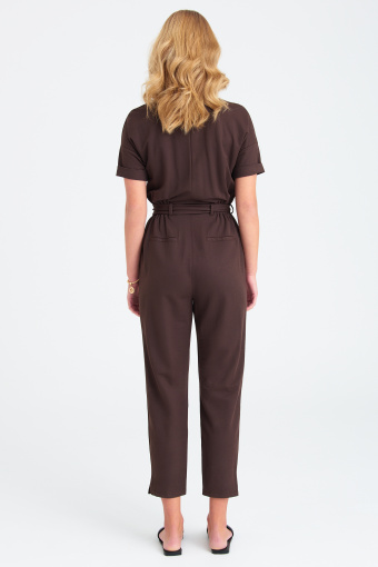 Stylowy kombinezon z wiązanym paskiem, ciemny brąz