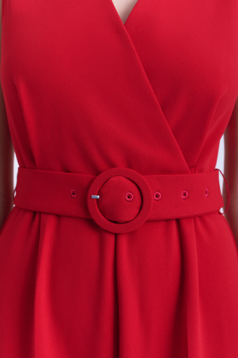 Kombinezon w kolorze czerwonym z kopertowym dekoltem