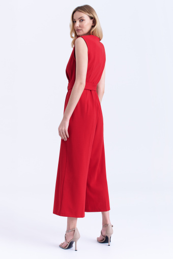 Kombinezon w kolorze czerwonym z kopertowym dekoltem