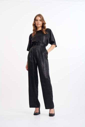 Połyskujący kombinezon z wycięciem na plecach