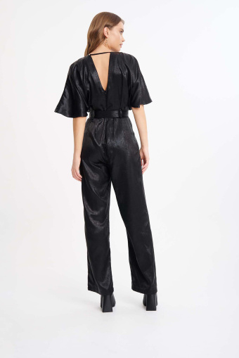 Połyskujący kombinezon z wycięciem na plecach