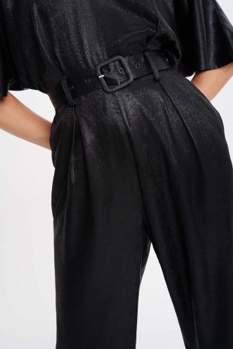 Połyskujący kombinezon z wycięciem na plecach