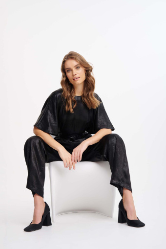 Połyskujący kombinezon z wycięciem na plecach